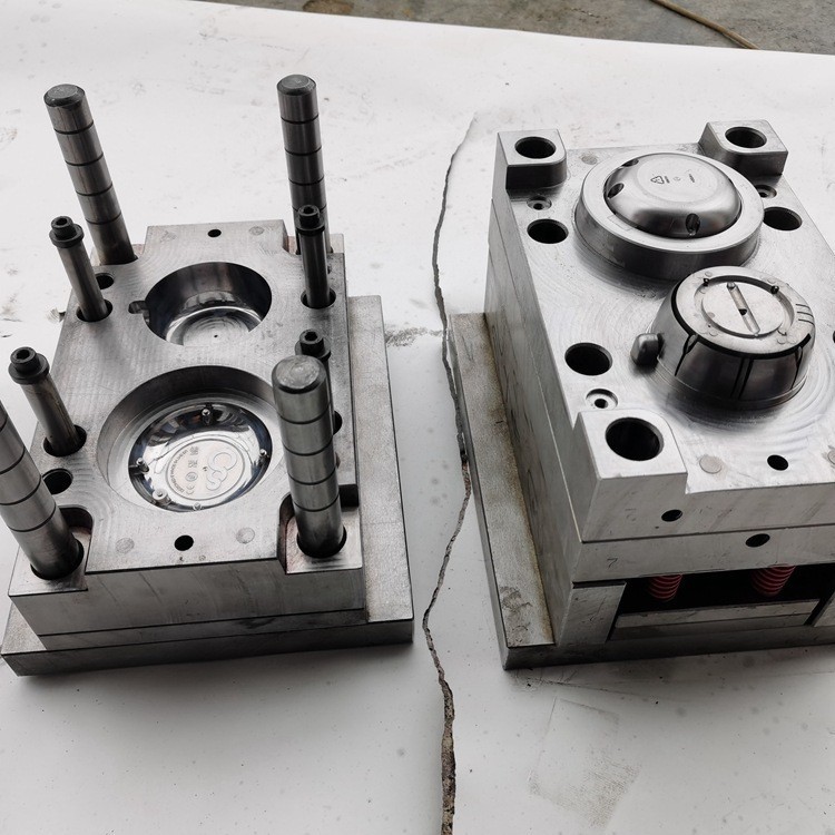 Single cavity injection mold3