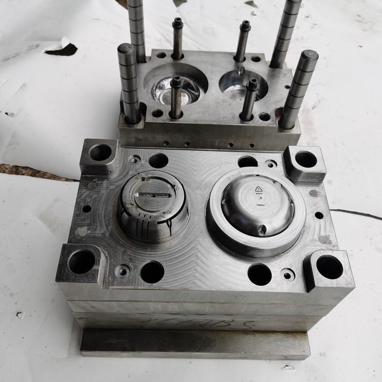 Single cavity injection mold4
