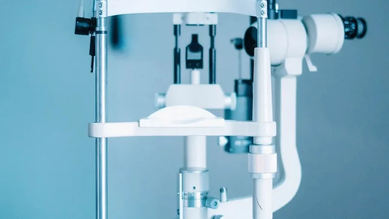 Dokončovací práce pro skříně robotů s umělou inteligencí