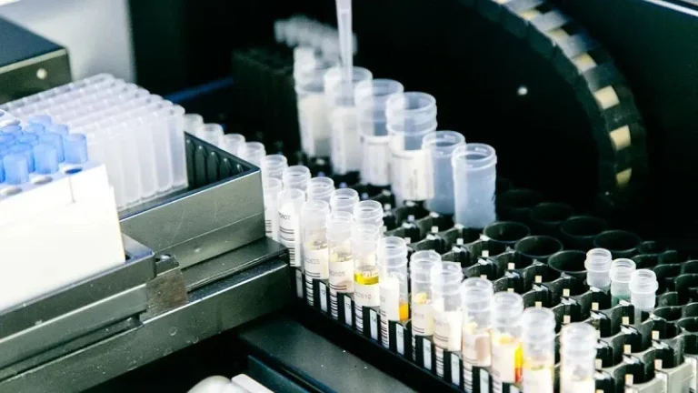 Laboratory Sample Holder Manufacturing Guide to Materials and Processes